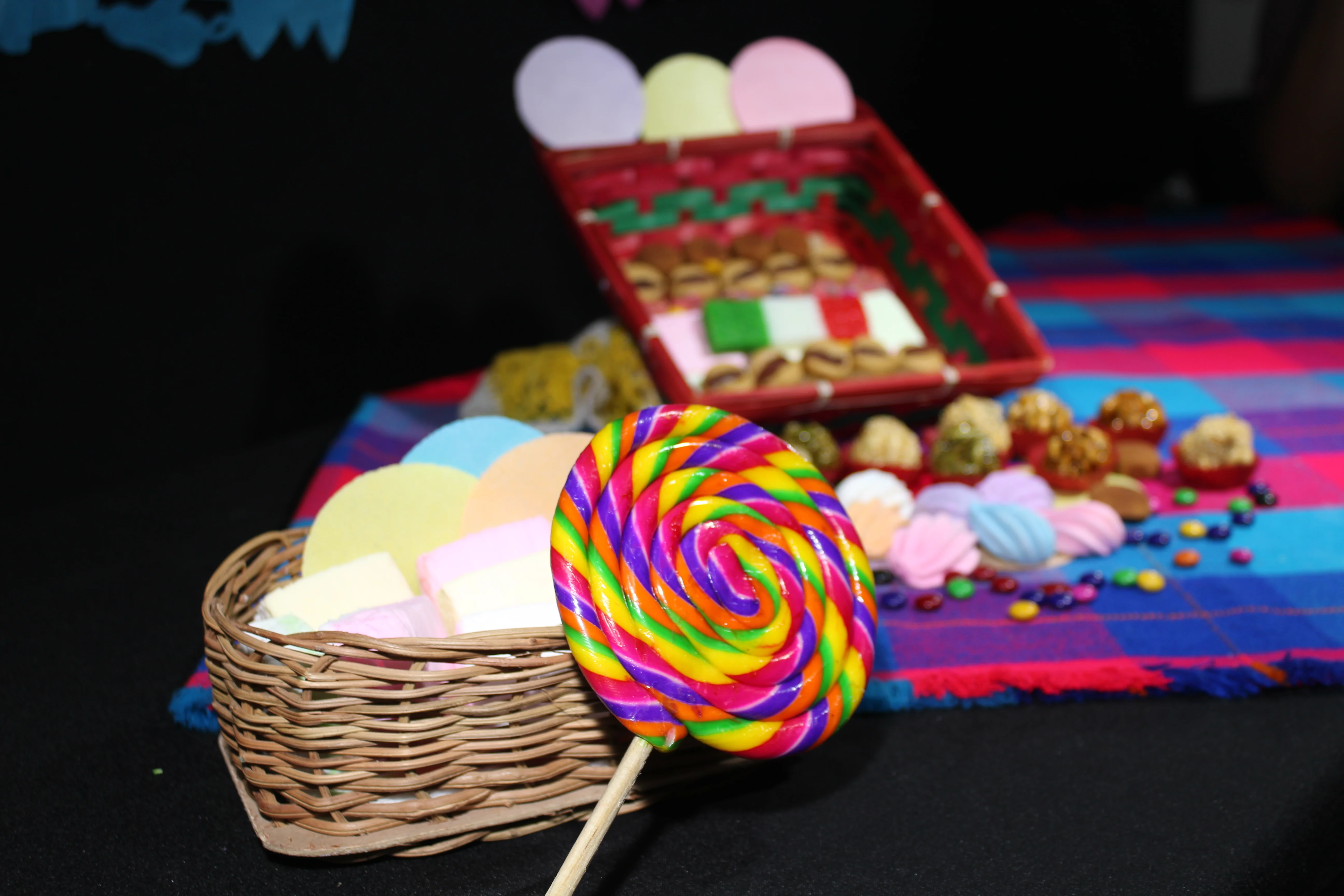 Mesa de fiesta latina con dulces y botanas para celebrar