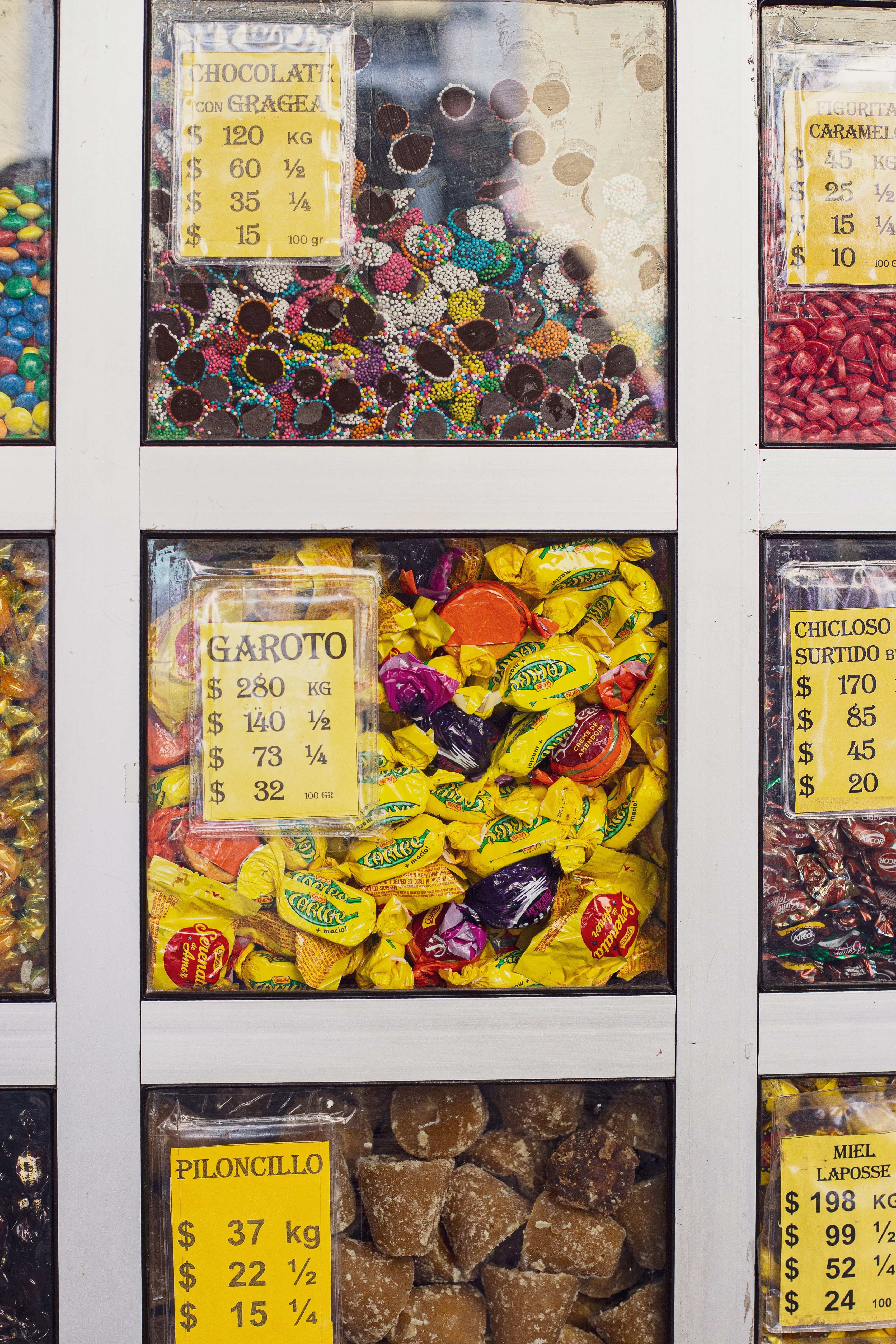 Dulces mexicanos tradicionales de colores en los estantes de una dulcería