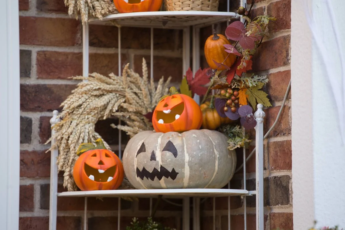 Mesa con dulces y calabazas en la entrada de un negocio de Memphis para Halloween