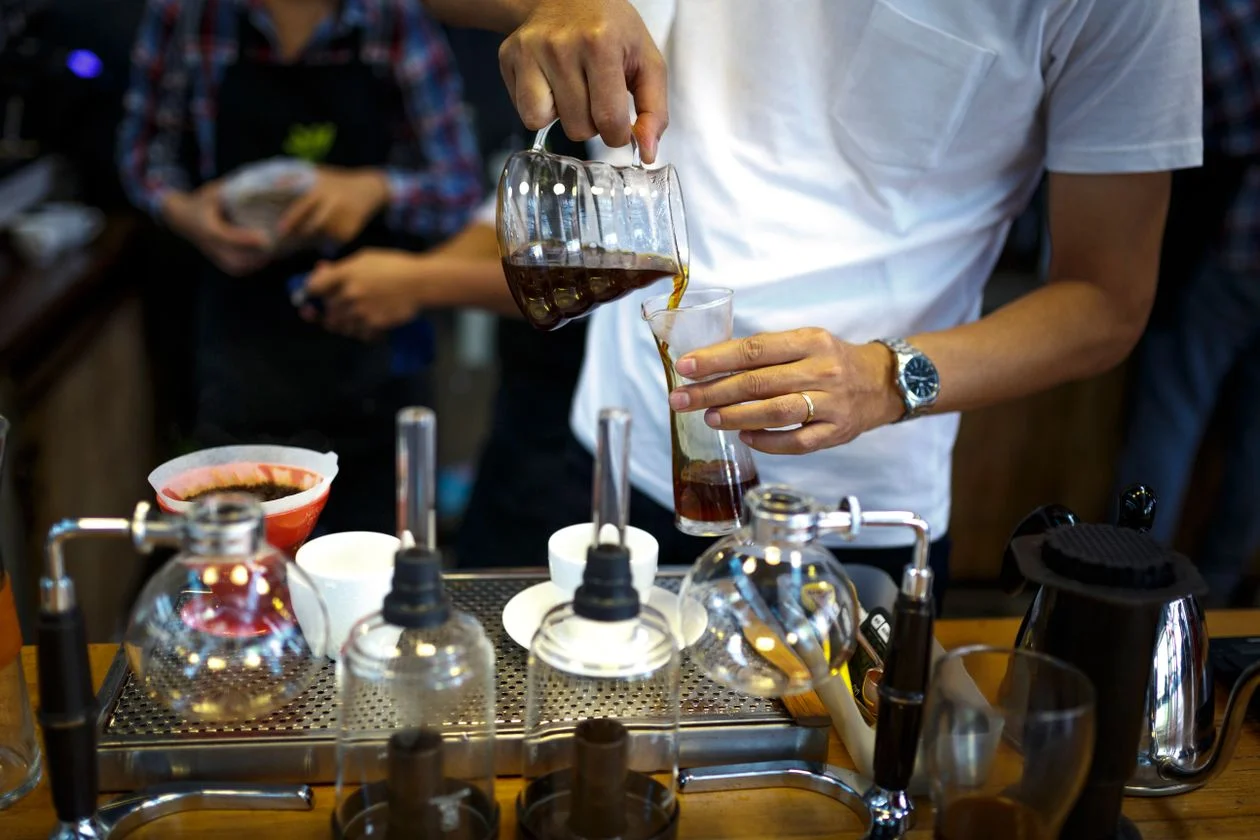 Barista preparando café en una cafetería local