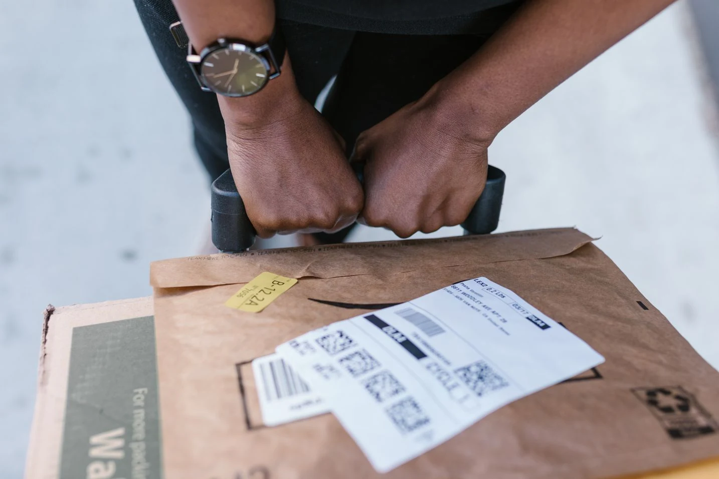Persona sosteniendo un paquete con etiqueta de envío