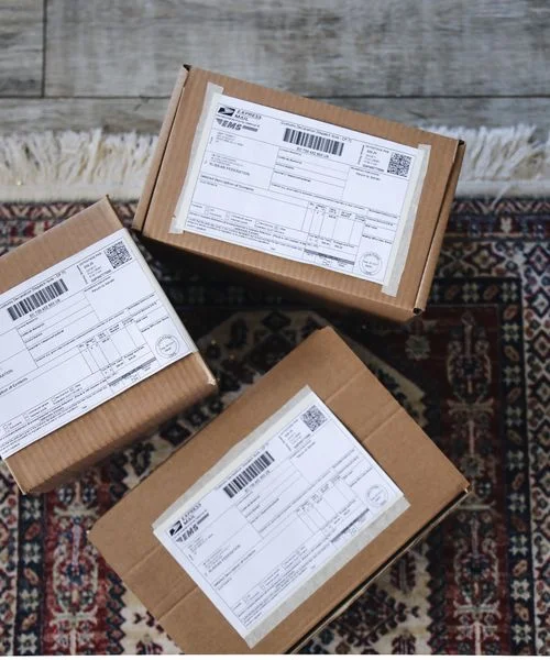 Tres cajas con etiquetas de envío listas para mandar