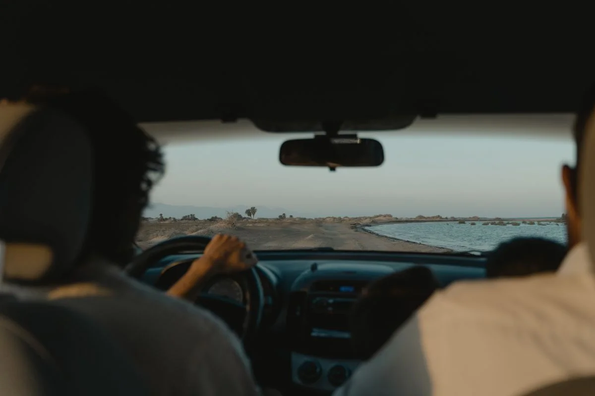 Persona manejando un carro en la calle