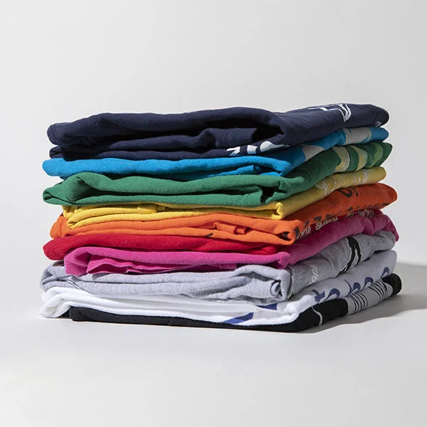 Mesa de trabajo con playeras estampadas listas para entrega en Memphis