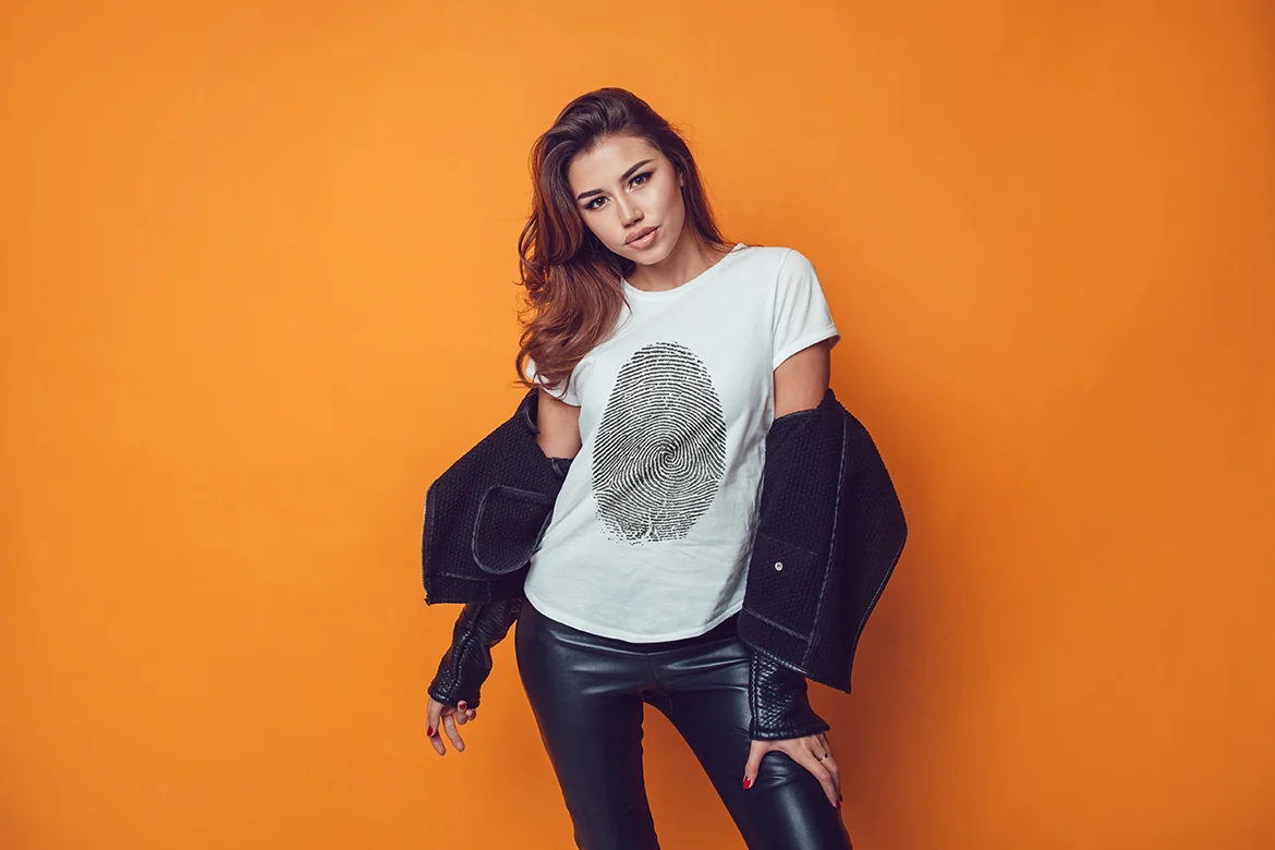 Dueña de negocio mostrando su catálogo de playeras por WhatsApp