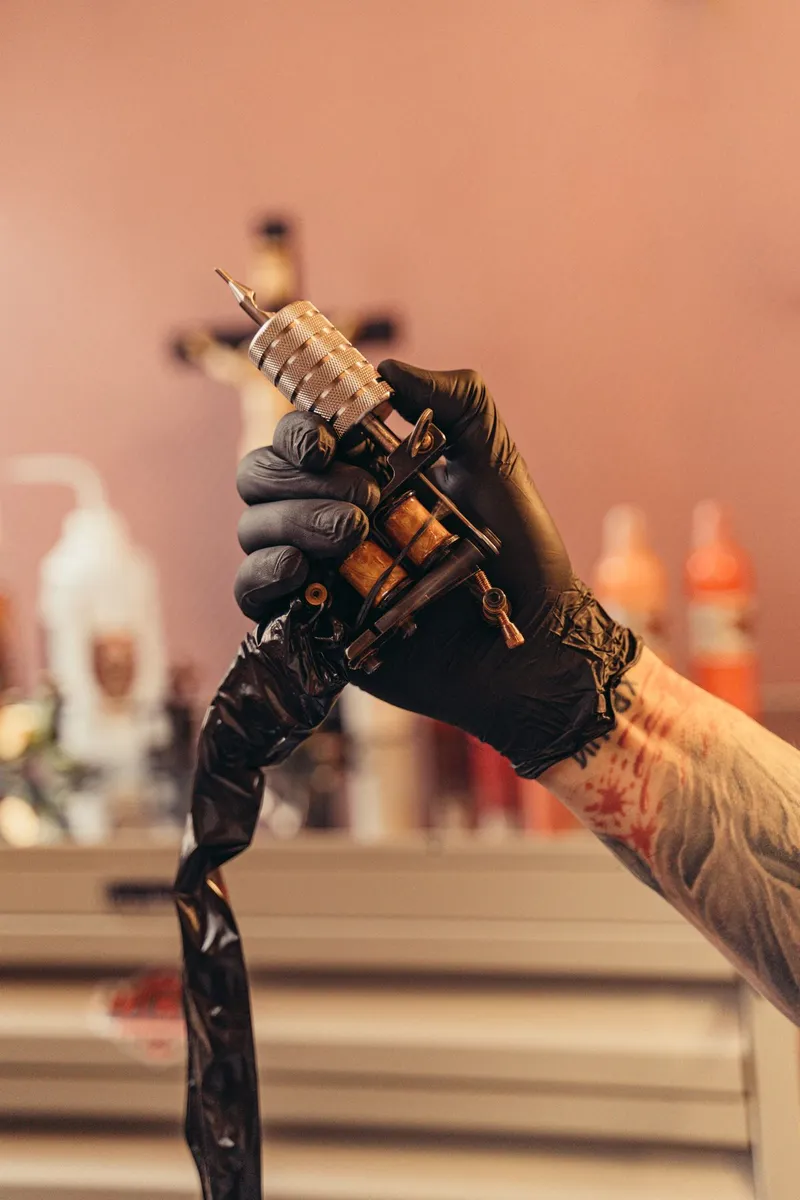 Cliente mostrando su tatuaje recién terminado en el estudio