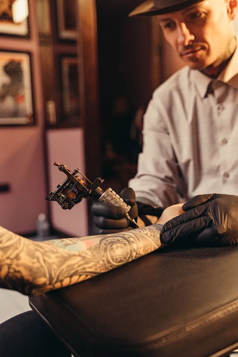 Brazo con un tatuaje detallado recién hecho en un estudio de Memphis