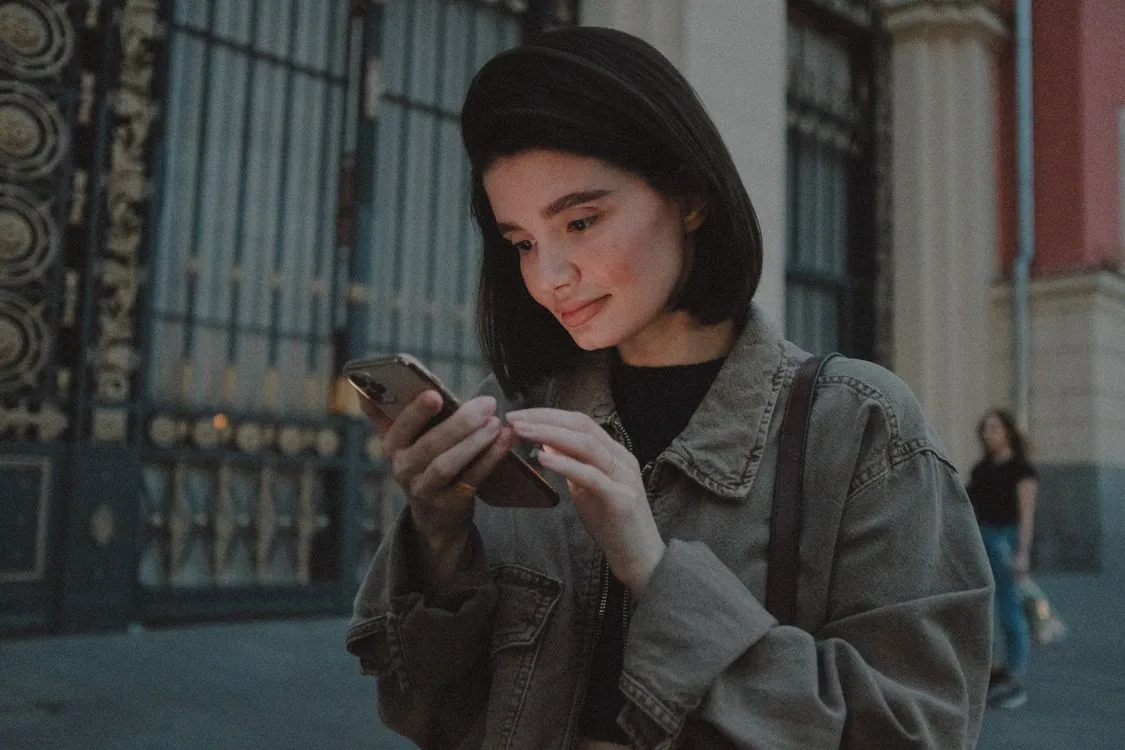 Persona navegando en su teléfono