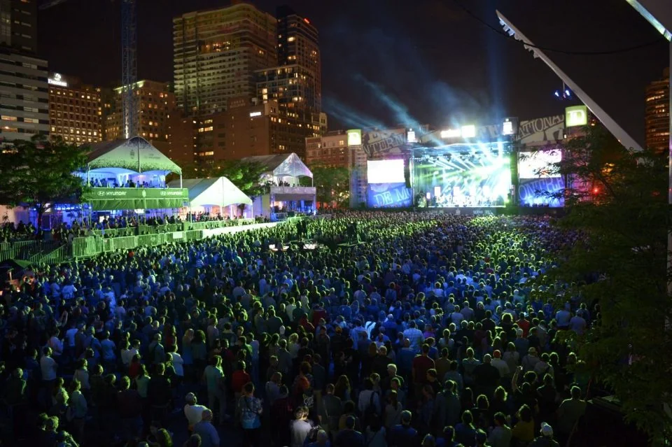 Multitud disfrutando de música en vivo en el centro de Memphis