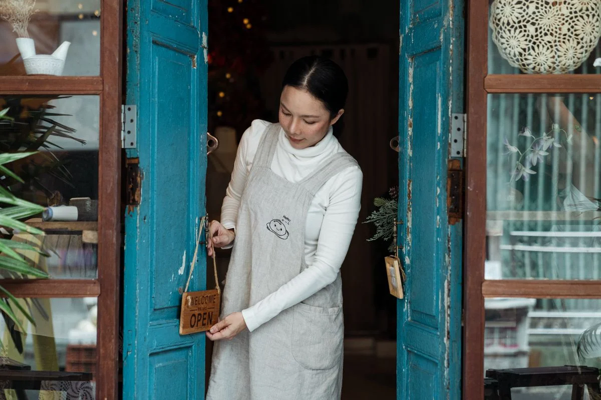 Tienda pequeña con la puerta abierta lista para recibir clientes