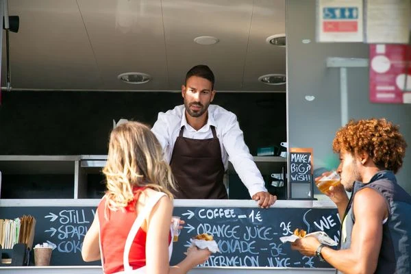 Clientes esperando su pedido en un food truck