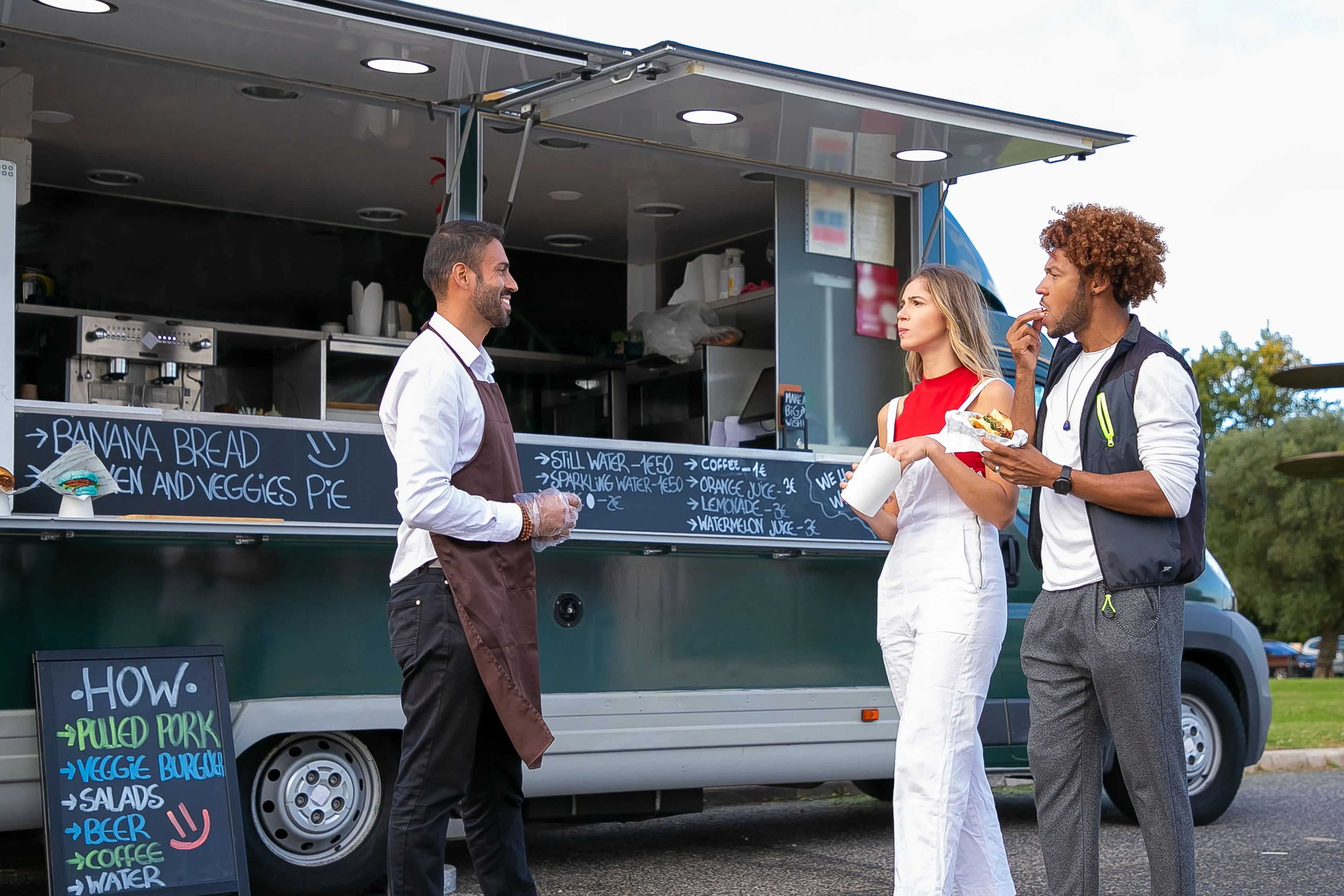 Food truck abierto vendiendo comida