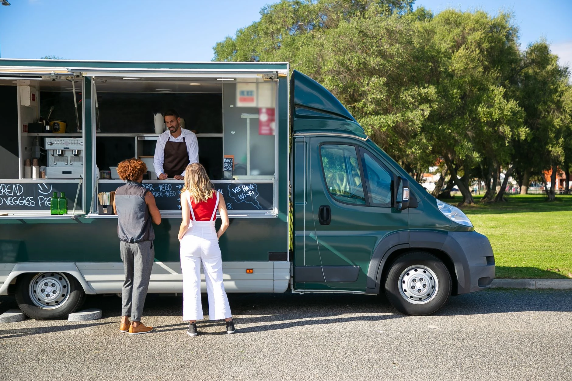 Food truck atendiendo a clientes en la calle