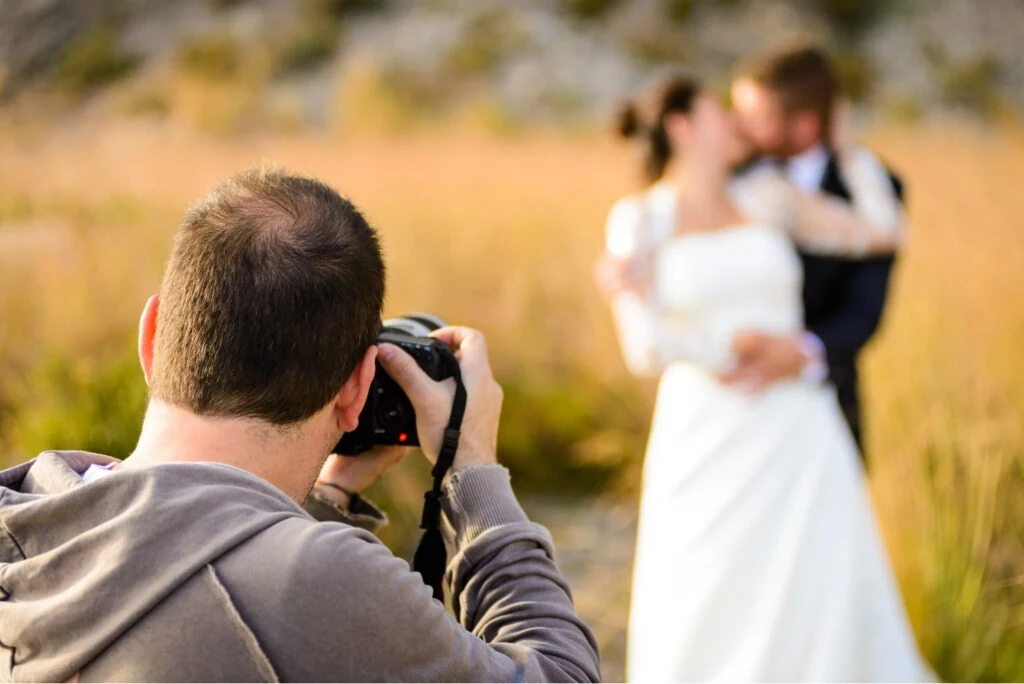 Fotógrafo tomando fotos durante una boda