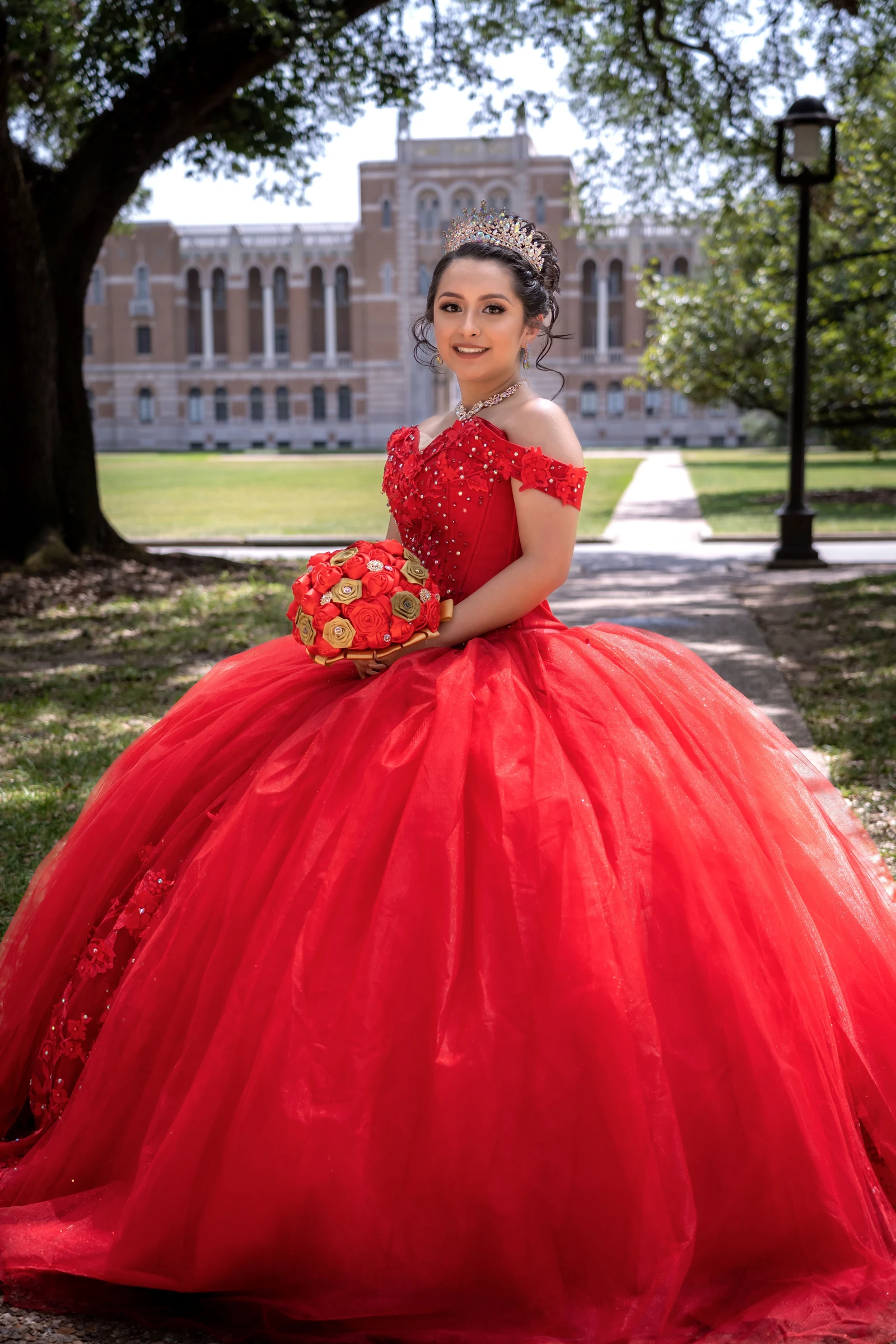 Quinceañera posando con su vestido rojo durante su sesión de fotos