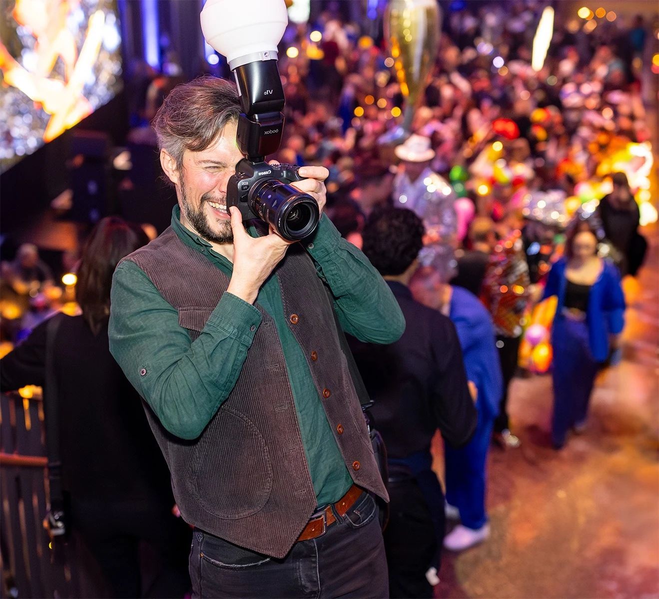 Fotógrafo trabajando con su cámara durante un evento en Memphis