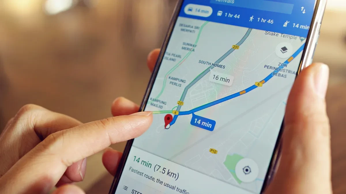 Persona usando Google Maps en su teléfono para buscar un negocio cercano