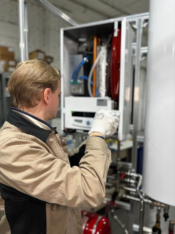 Técnico revisando un sistema de calefacción dentro de una casa