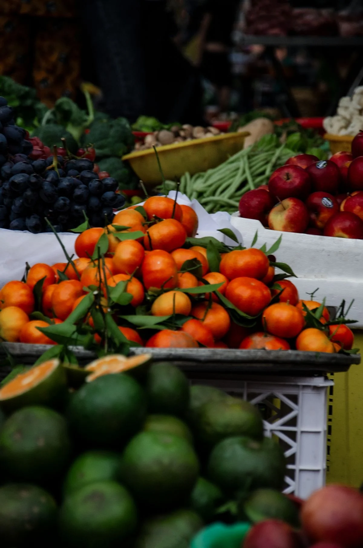 Puesto de frutas frescas con colores vivos en el mercado