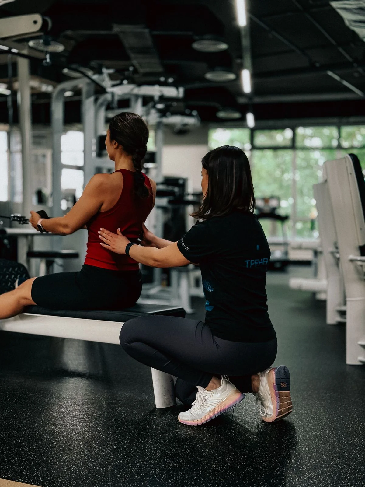 Clase grupal de ejercicio en un gimnasio latino de Memphis con instructor
