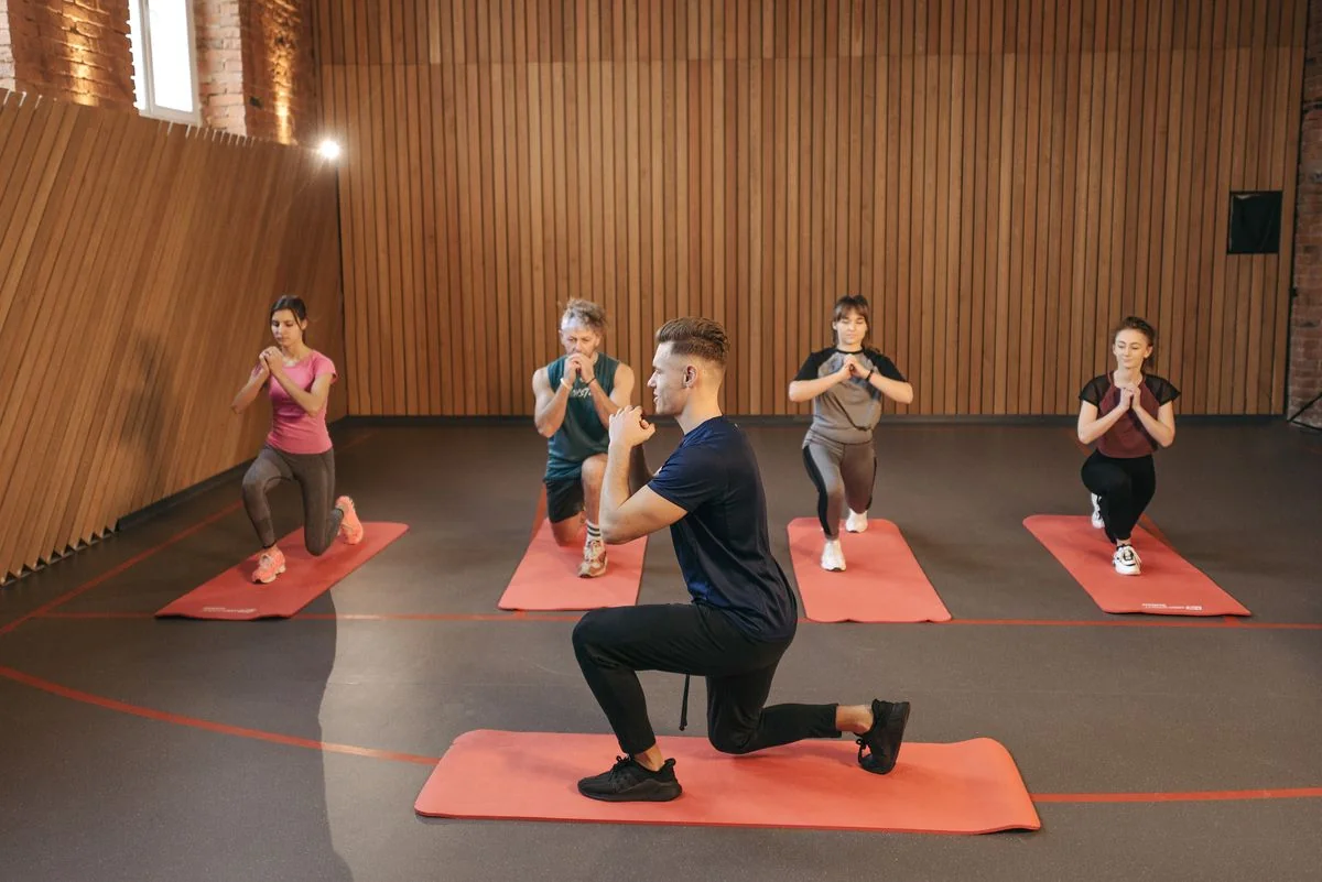 Cliente entrenando con pesas en un gimnasio de barrio en Memphis