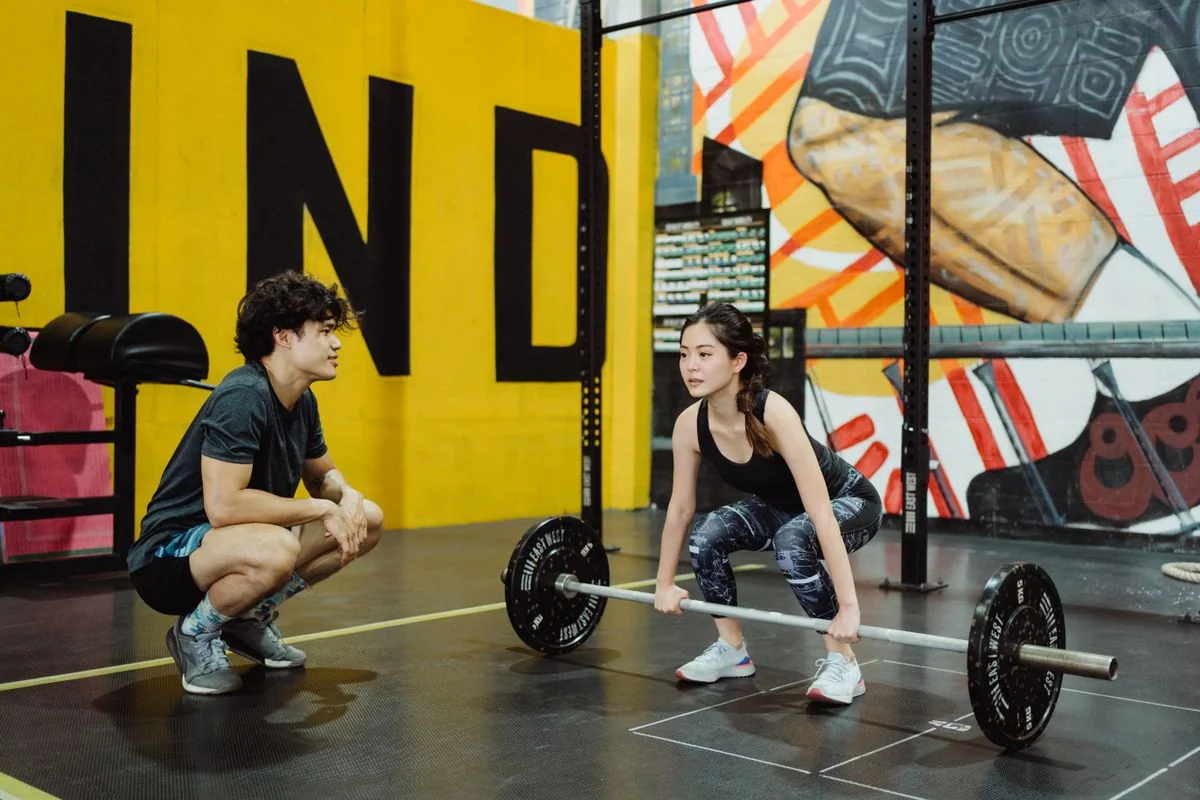Gimnasio de barrio en Memphis con gente entrenando en la mañana