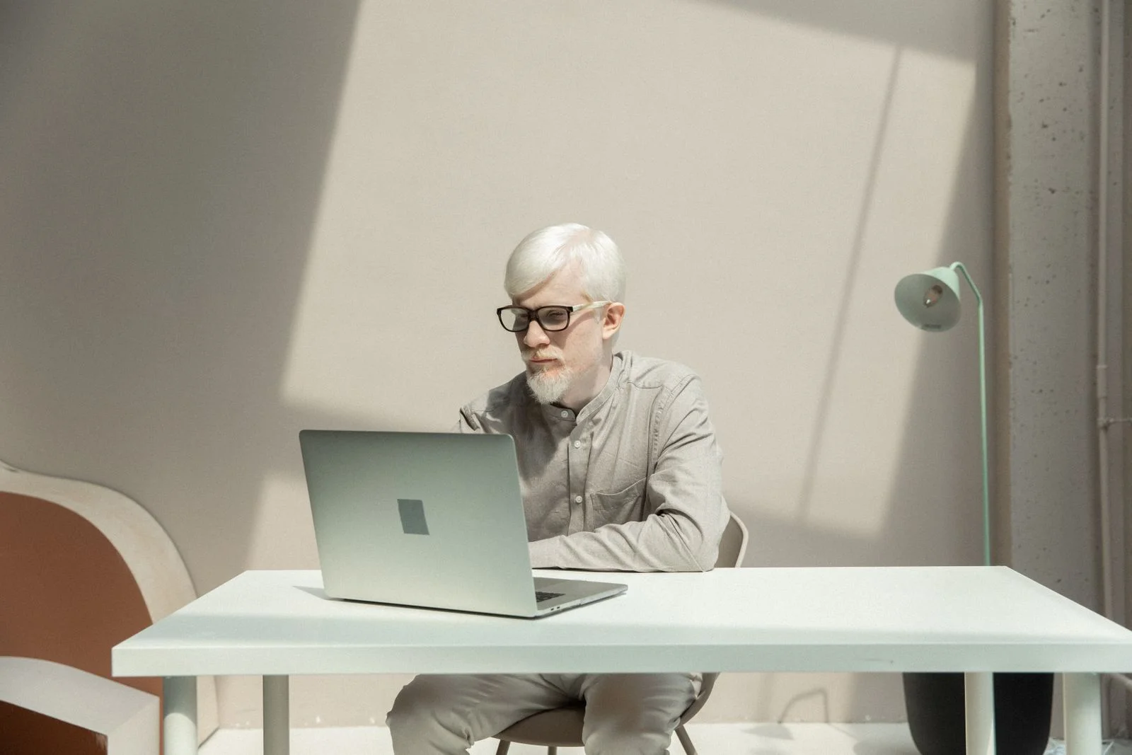 Dueño de negocio revisando su computadora en la oficina