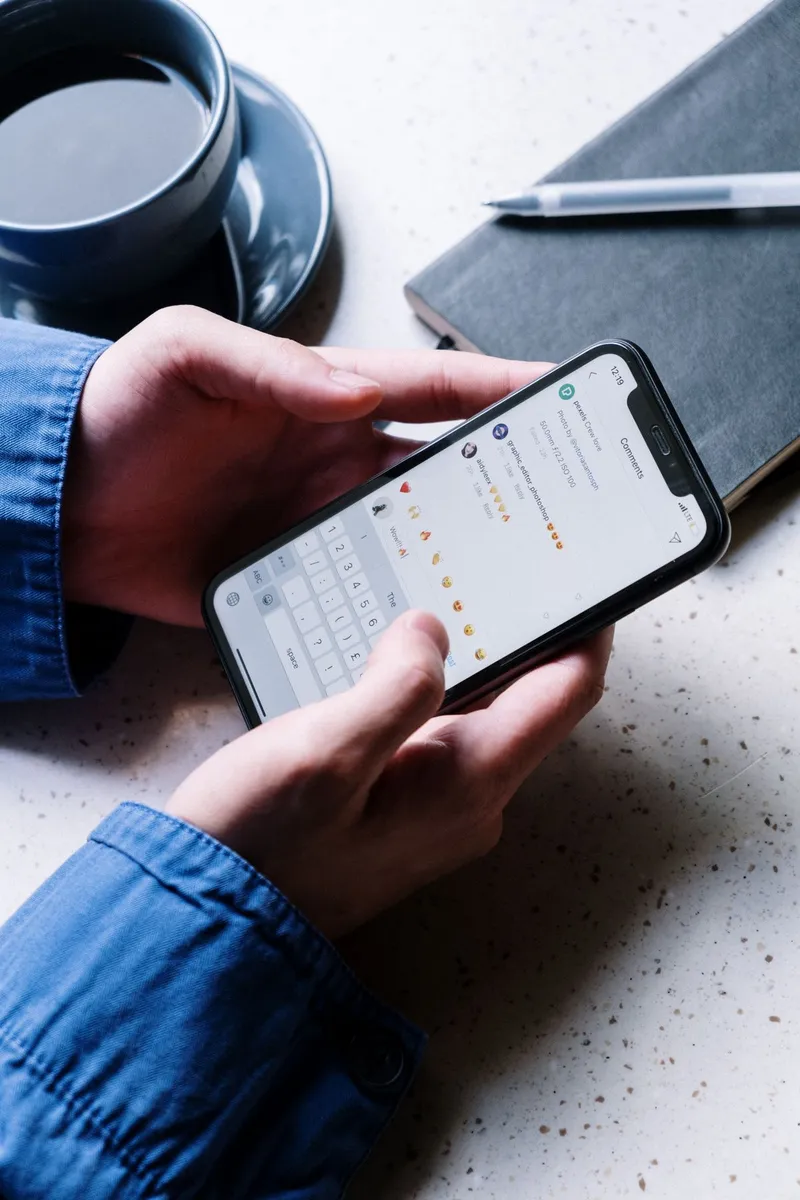 Cliente feliz dejando una reseña de cinco estrellas en su teléfono
