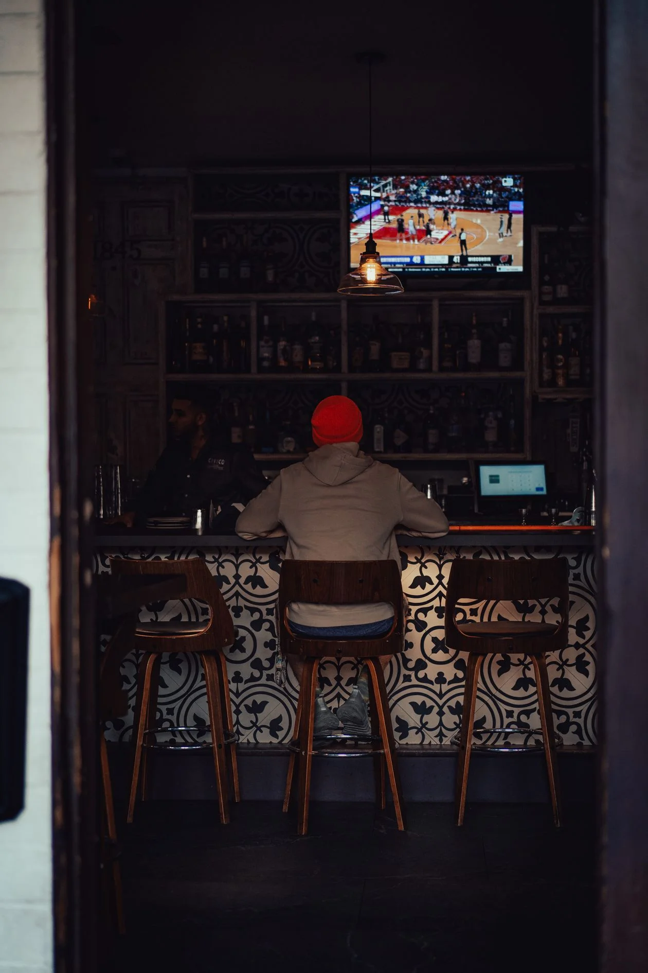 Aficionados viendo un partido de básquetbol en un restaurante