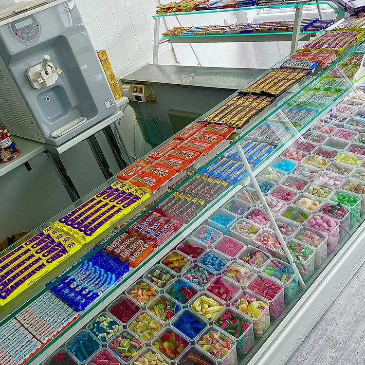 Familia comprando disfraces en una tienda local