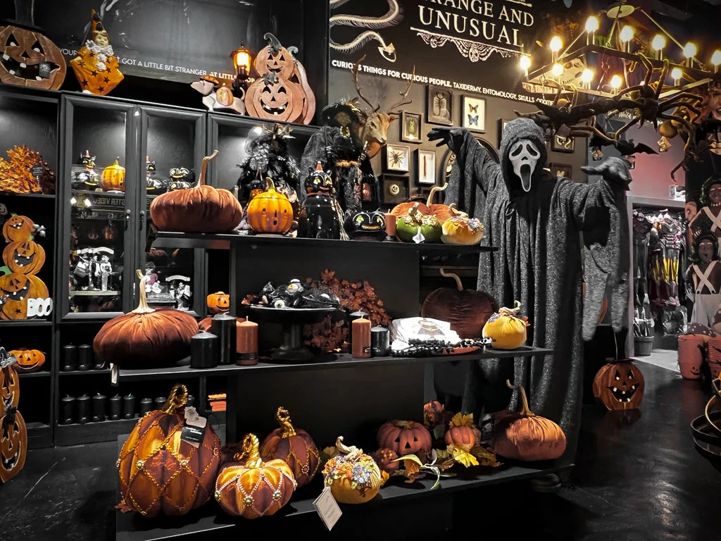 Vitrina de negocio local con decoración de Halloween