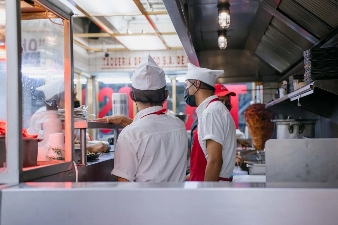 Cocineros latinos trabajando en su negocio