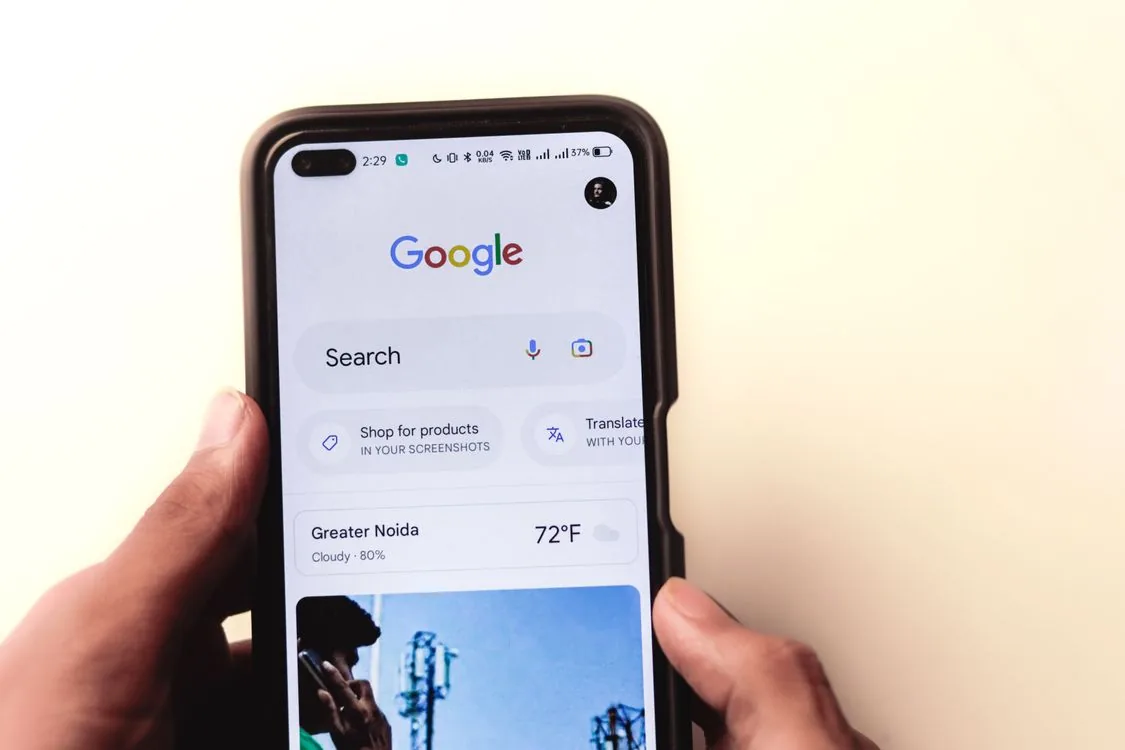 Persona buscando un negocio en Google desde su teléfono