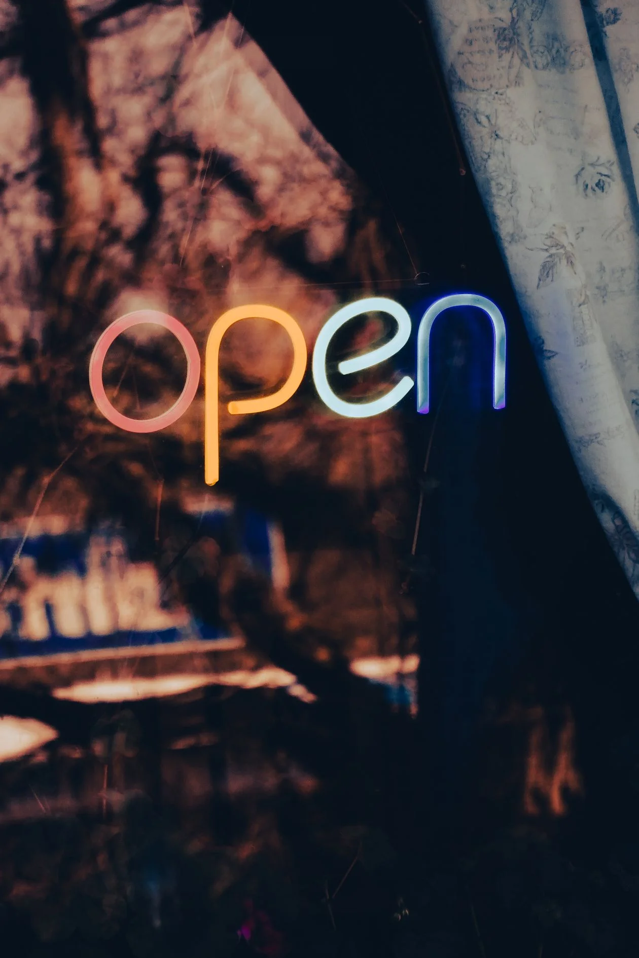 Letrero de neón 'open' encendido en la ventana de un negocio
