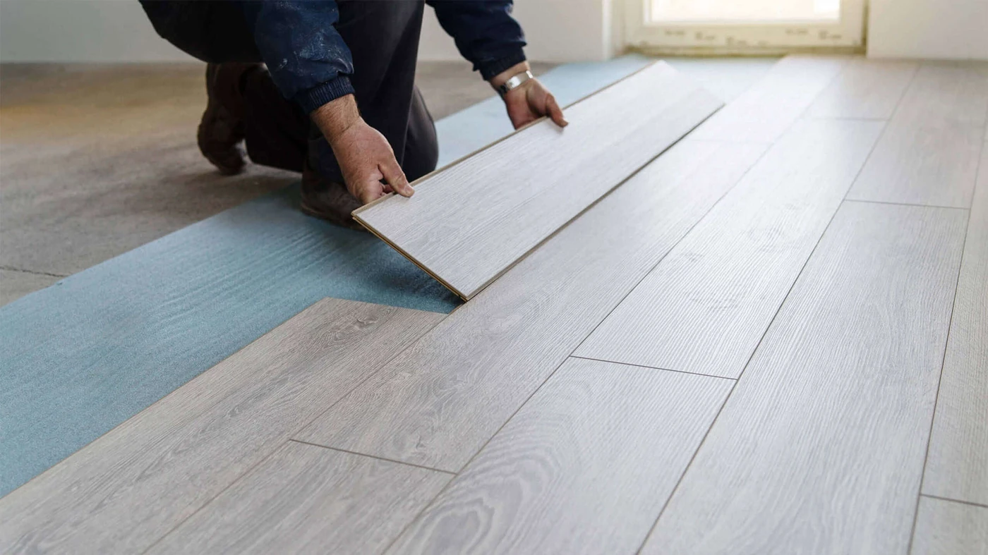 Instalación de piso laminado en proceso