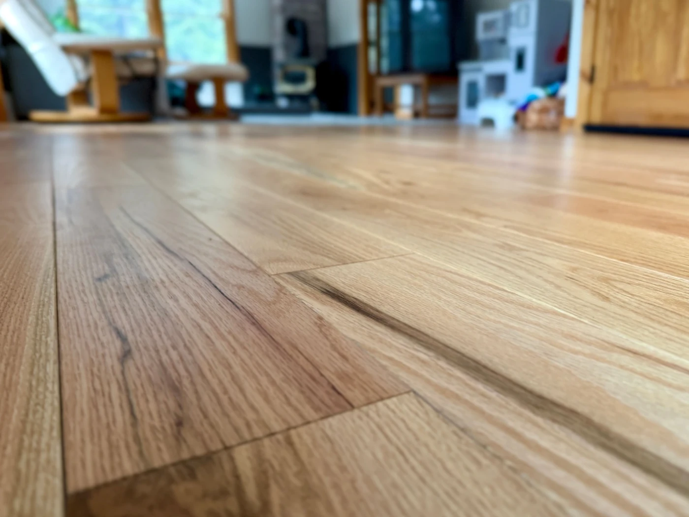 Sala con piso de madera terminado y muebles