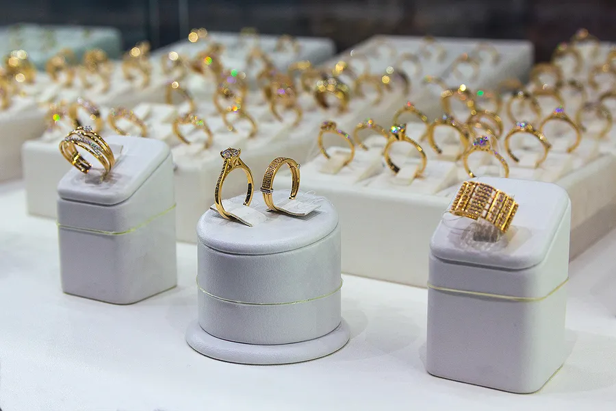 Vitrina de joyería con anillos de oro en exhibidores