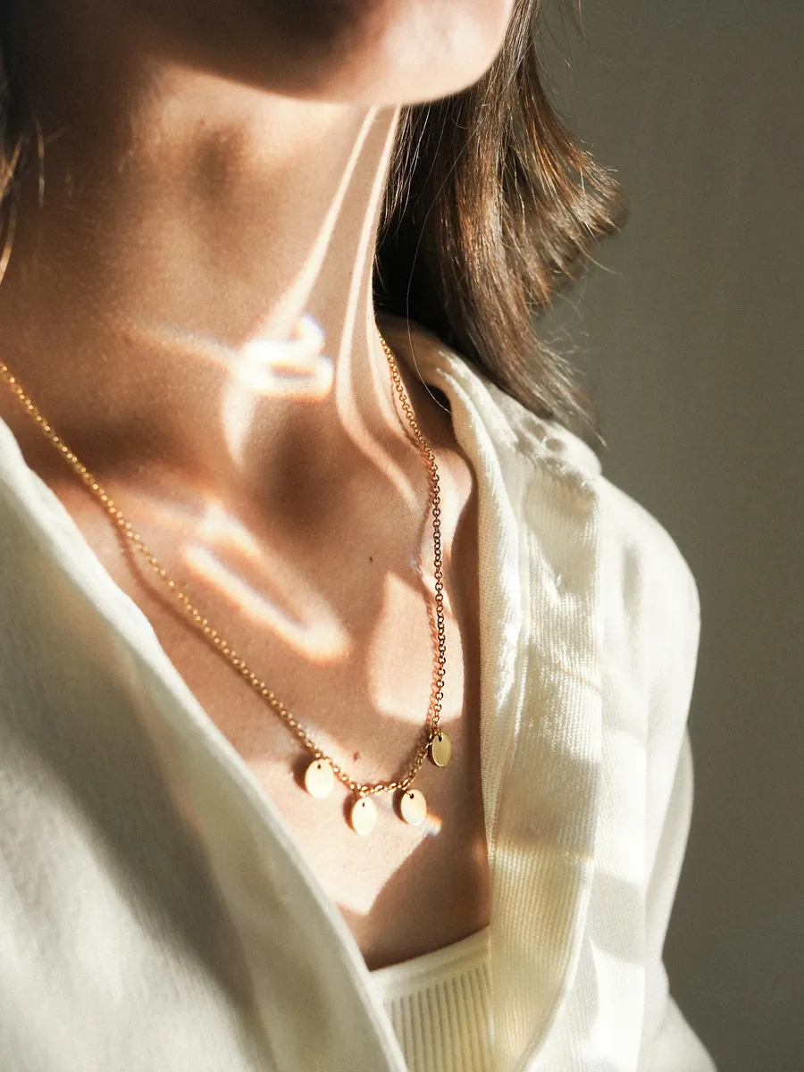 Collar de oro elegante en el cuello de una mujer