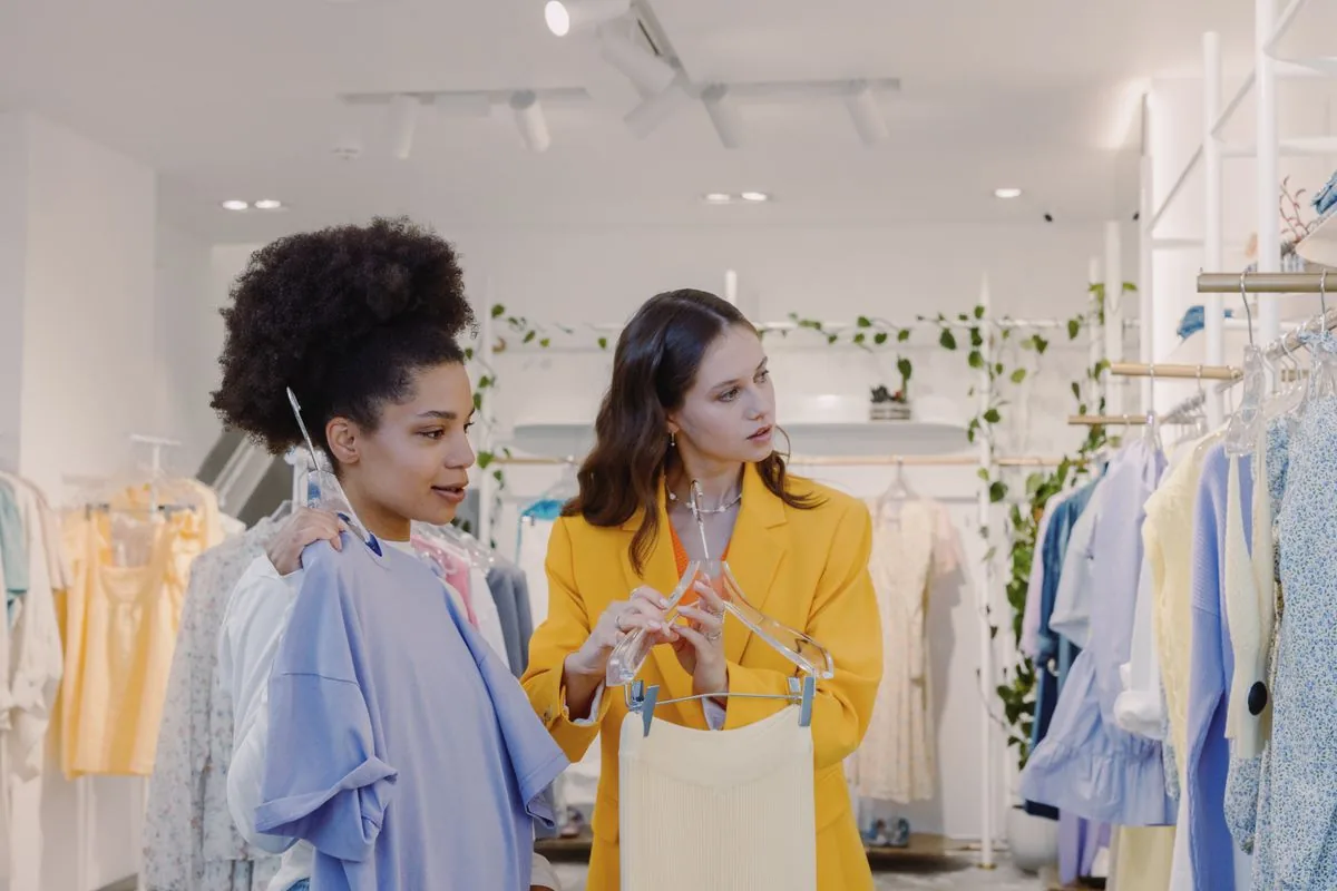 Clientes comprando dentro de una tienda local en Memphis