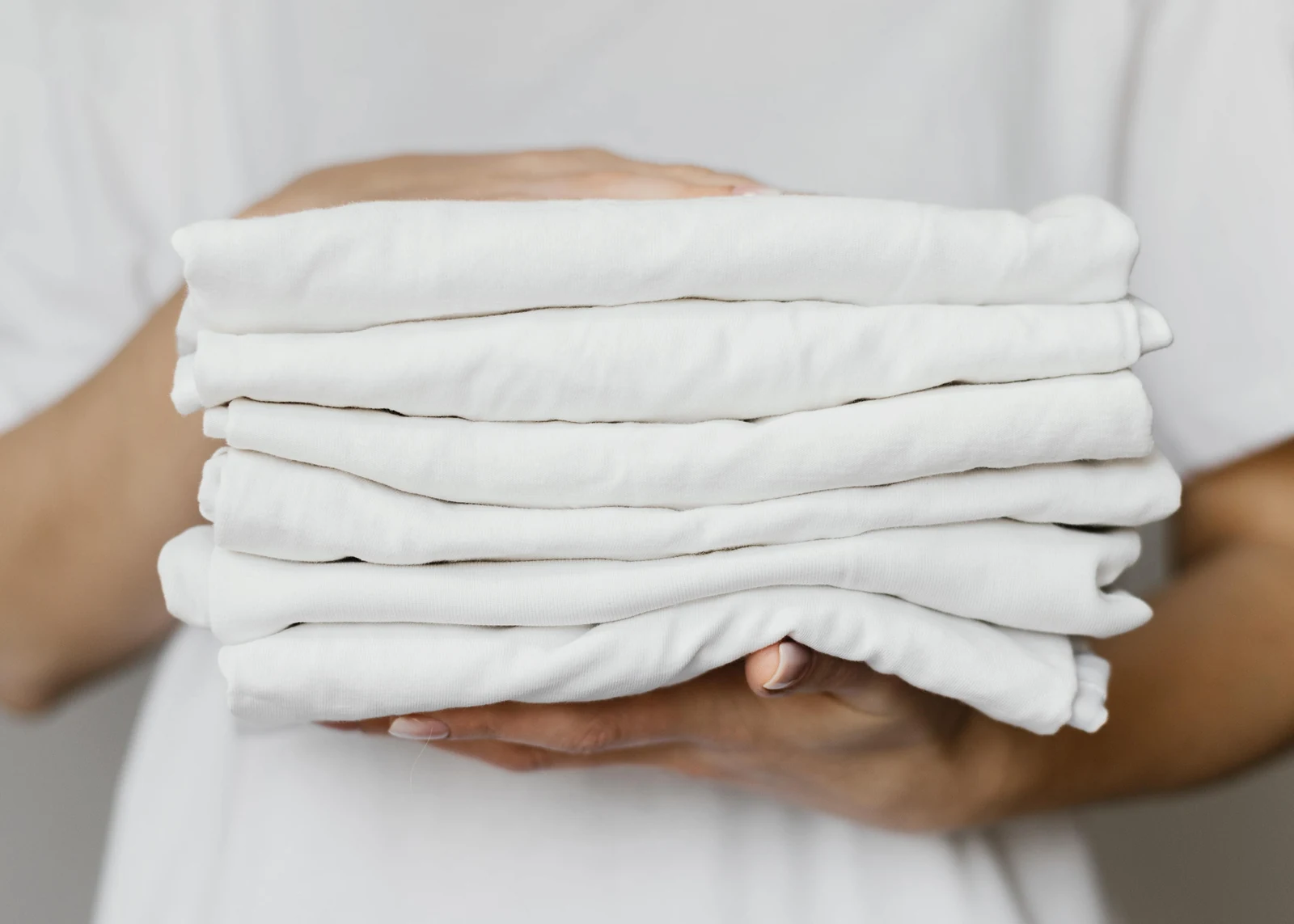 Ropa limpia y doblada lista para entregar