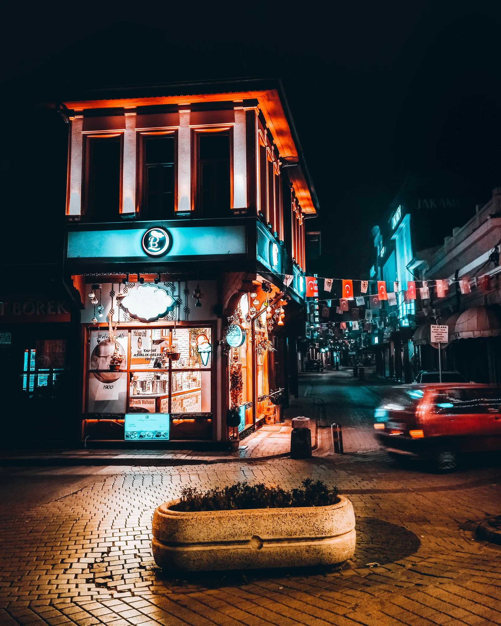Local comercial de noche con las luces prendidas