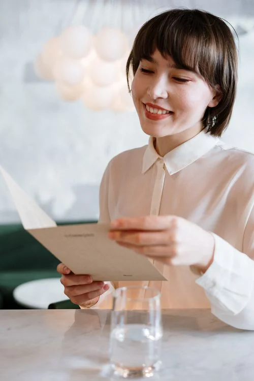 Cliente leyendo el menú en un restaurante