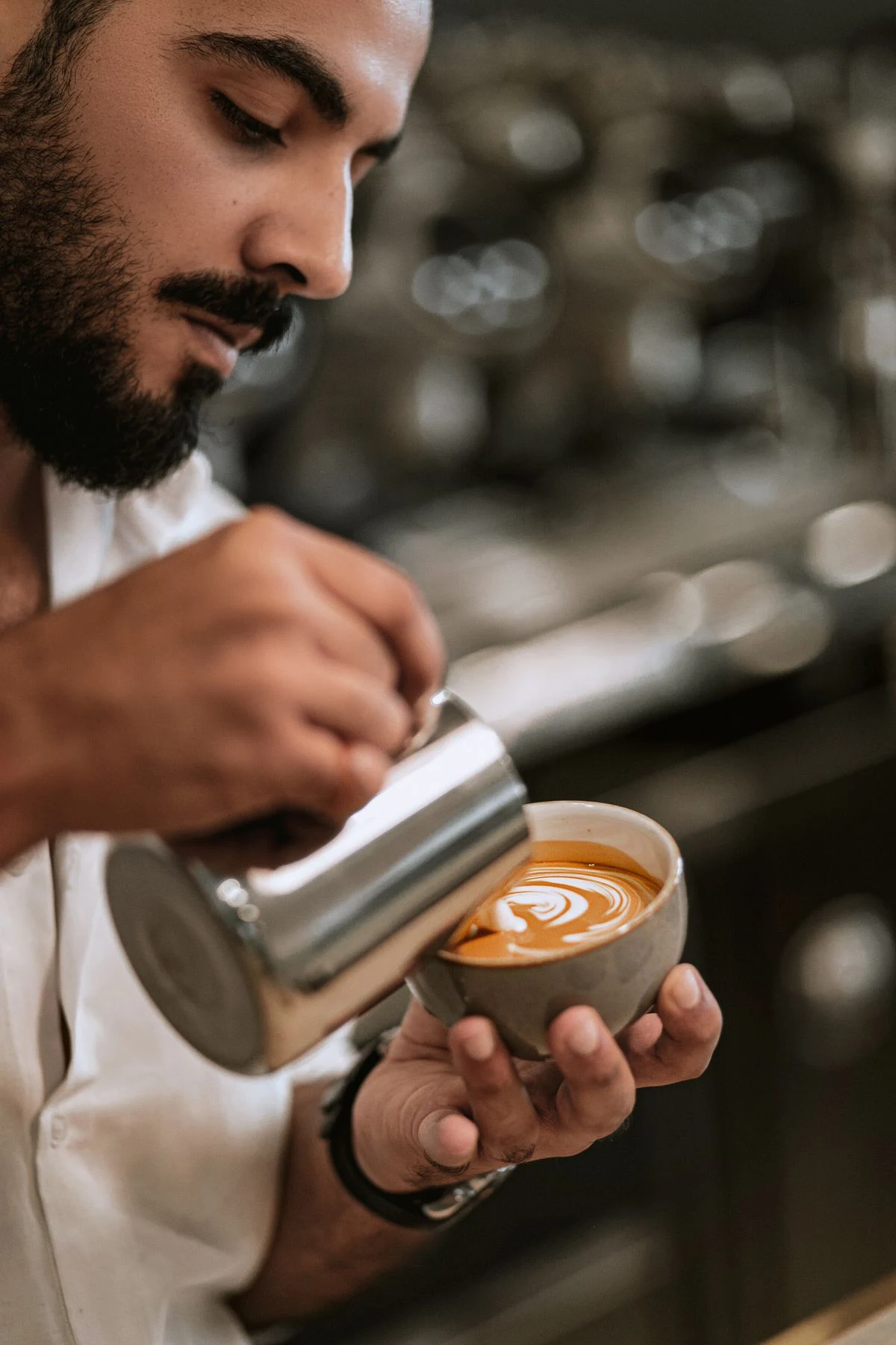 Barista preparando un café caliente