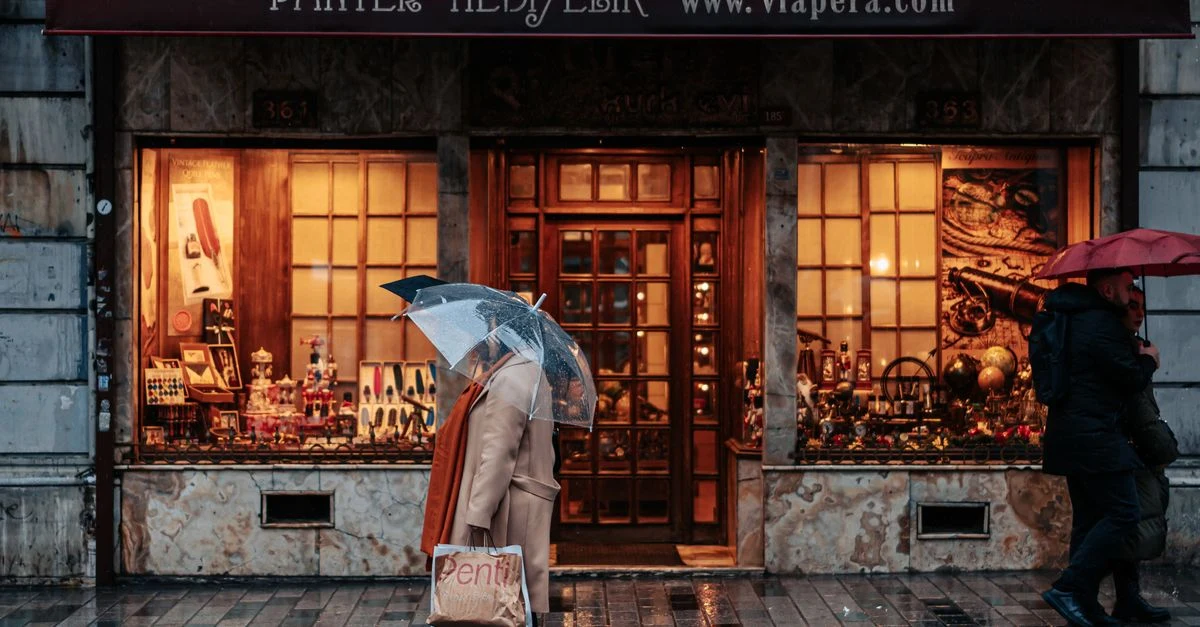 Tienda con las luces encendidas en un día de lluvia en la ciudad
