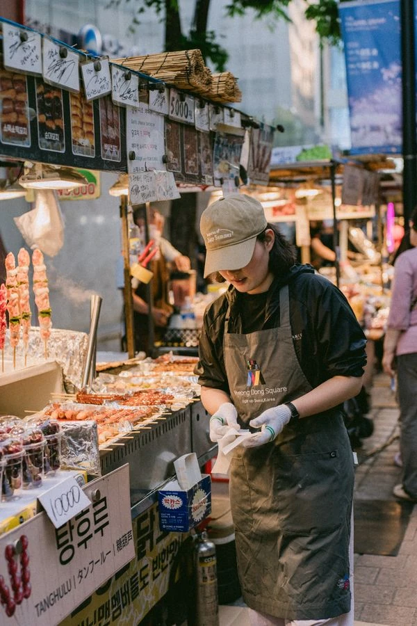 Puesto de comida en un festival con clientes haciendo fila