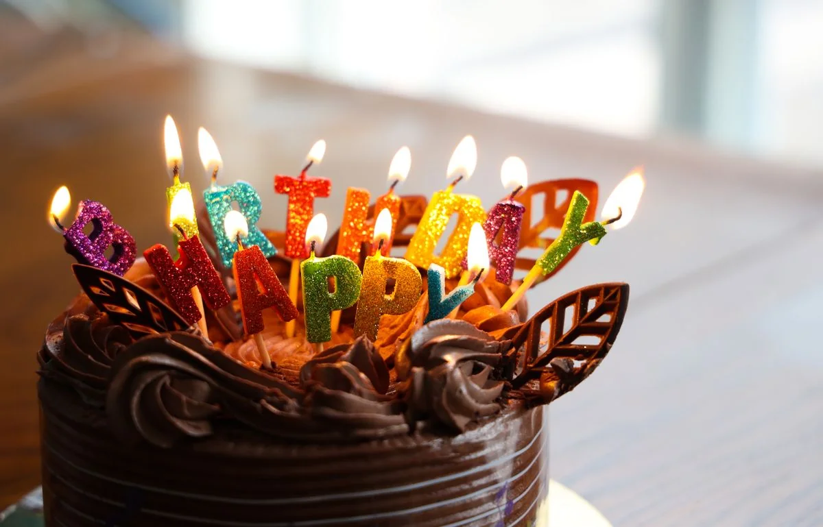 Dueño de negocio mandando mensajes de cumpleaños por WhatsApp en su tienda de Memphis