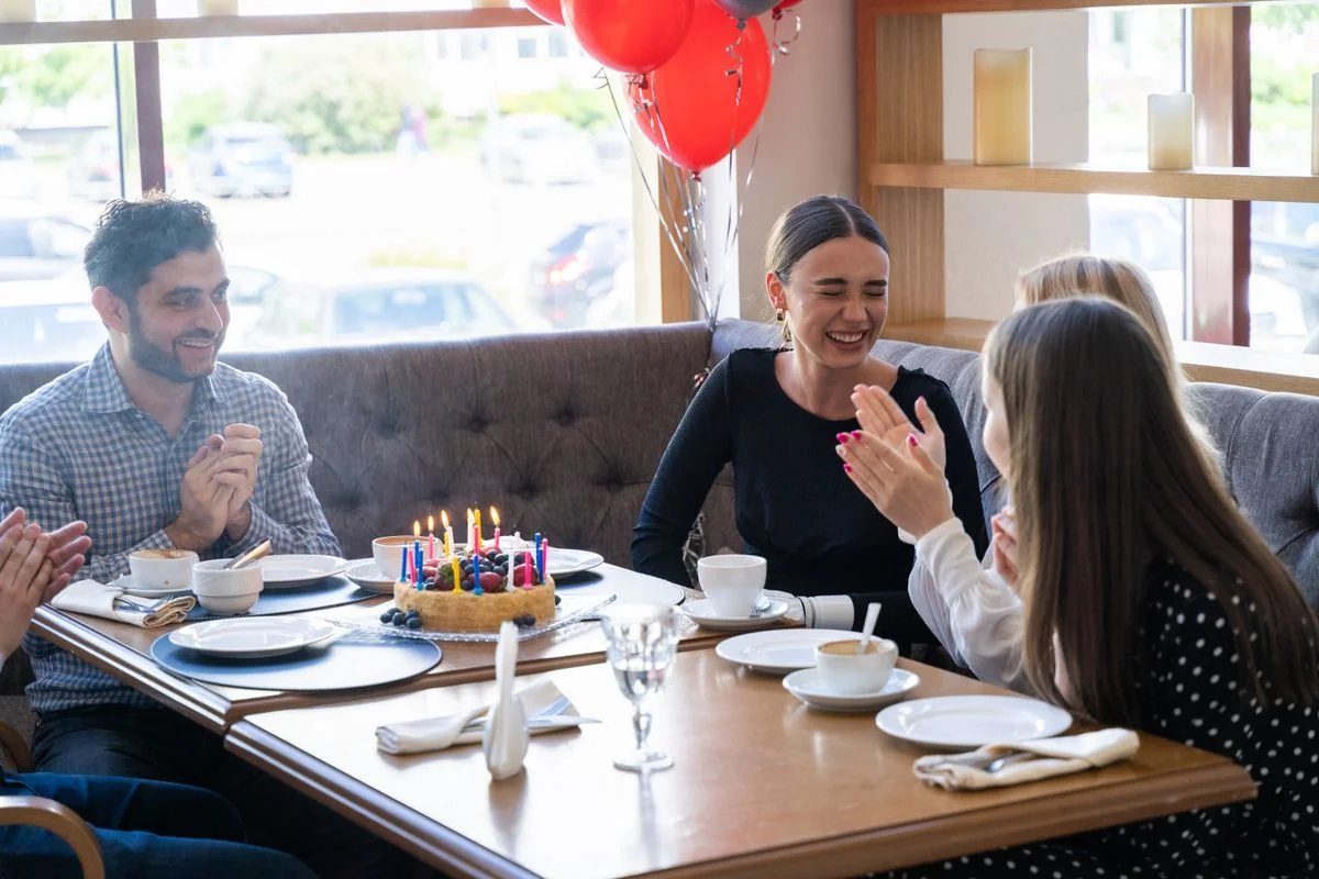 Teléfono con un mensaje de feliz cumpleaños de un negocio local en Memphis