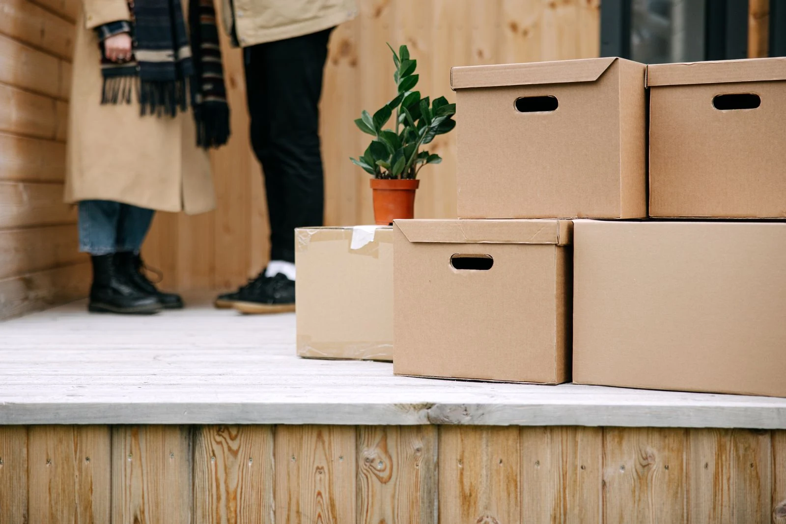 Cajas de mudanza en el porche de una casa con la familia