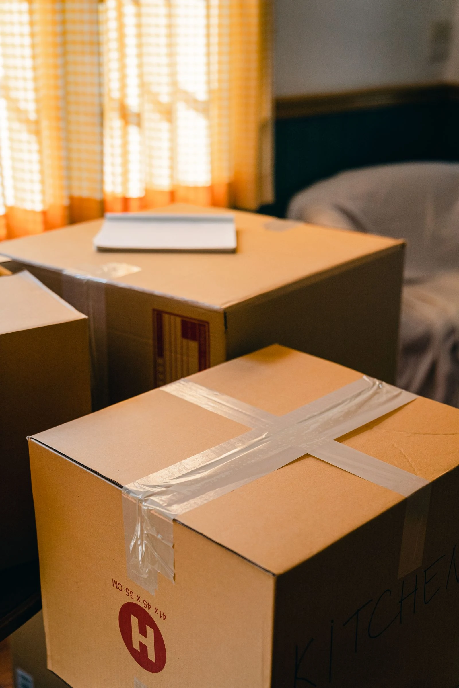 Cajas de mudanza etiquetadas y selladas listas para mover