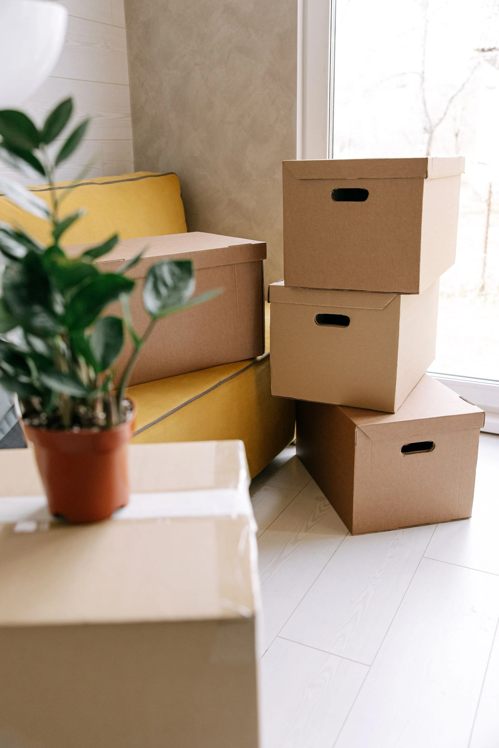 Cajas de mudanza empacadas junto a una ventana